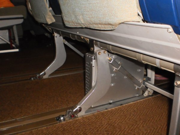 SriLankan Airlines Economy class A340_seat_05.jpg