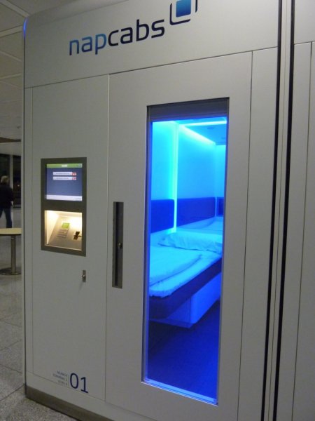 Capsule hotel MUC 02.jpg