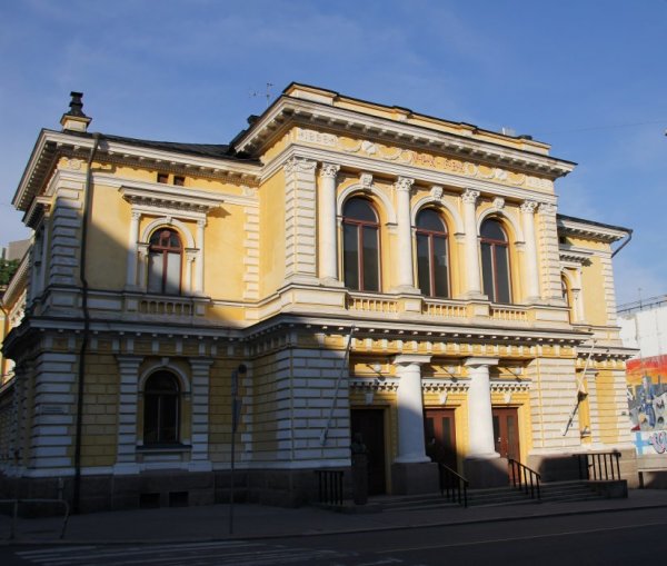 Erik_Julin_bust_and_Turku_Volunteer_fire_department_Building.jpg