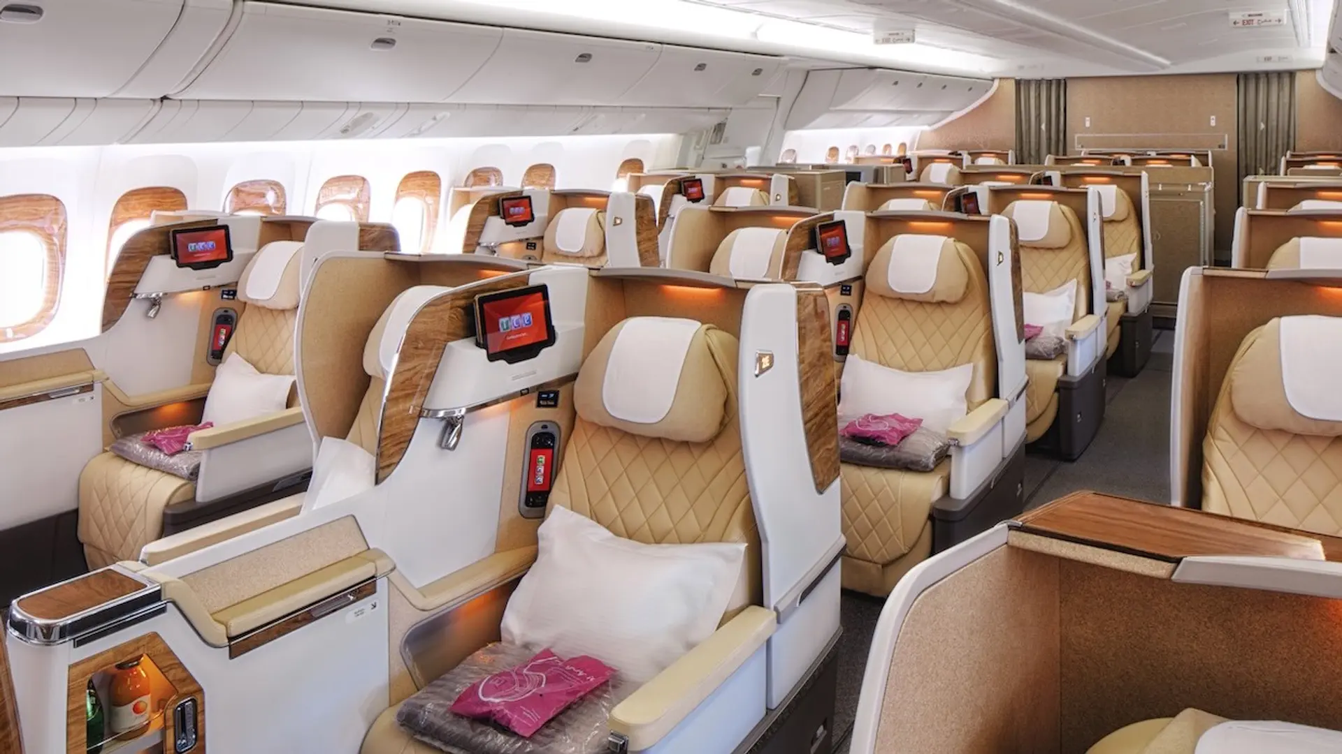 Airline review Cabin & Seat - Emirates - 13